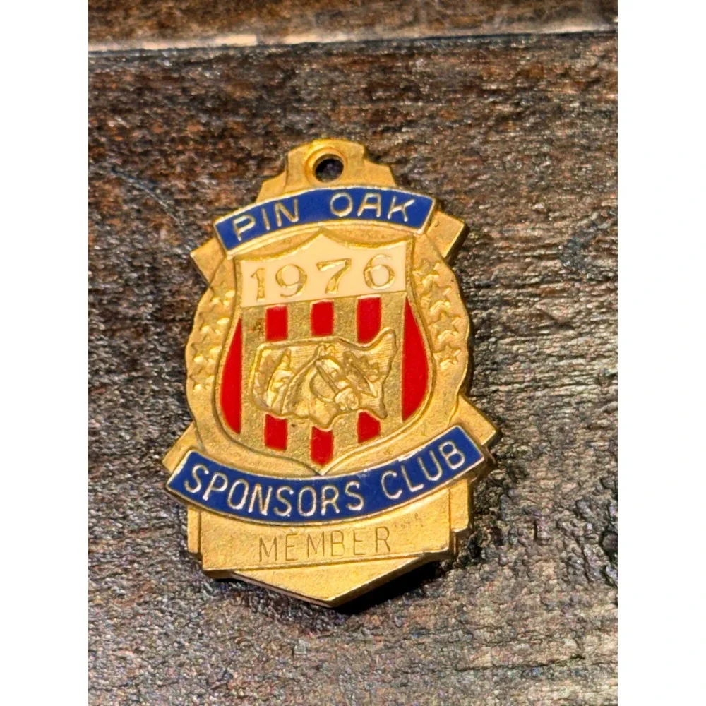 Vintage‎ 1976 Pin Oak Sponsors Club Member Horse Pin Brooch Gold Tone Enamel